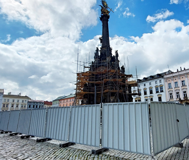 Plechový plot kolem barokní památky UNESCO?
