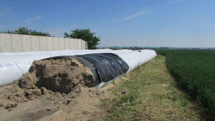 Vandal v Senici na Hané prořezal vaky na krmivo