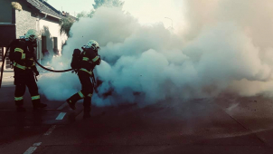 Obrazem: Hasiči zasahovali u dvou hořících aut