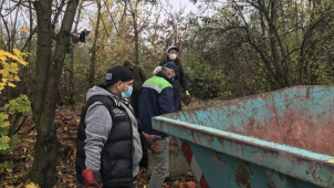 Největší černá skládka v Olomouci mizí, pomáhají lidé bez domova