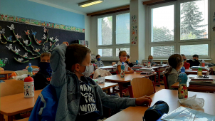 Prvňáčci a druháci se vrací do lavic, školy jsou připravené