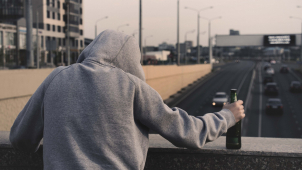 Muž chtěl další alkohol, museli pro něj přijet strážníci