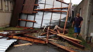 Bouřky včera večer odnesly střechu a kácely stromy