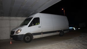 Opilý řidič dodávky se zasekl pod mostem na cyklostezce