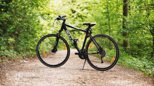 Zloděj v Olomouci z kufru auta ukradl jízdní kolo