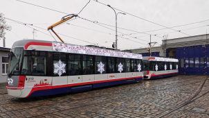 Do ulic Olomouce vyrazila vánoční tramvaj