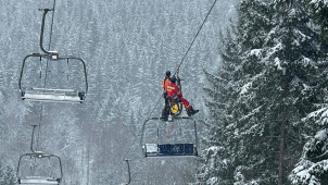 Hasiči evakuují lidi ze zaseklé lanovky v Jeseníkách