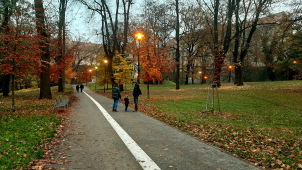 Kojenec se topil v Mlýnském potoce, zahřívali ho policisté