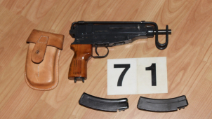 Ozbrojený a s kuklou se procházel kolem cizího domu