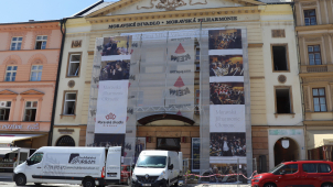 Budovu divadla znovu ozdobí dřevěné kastláky