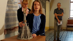 Na radnici přibyl haptický model sloupu Nejsvětější Trojice