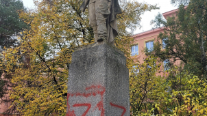 Město Přerov podalo trestní oznámení na neznámého pachatele, který posprejoval sochu Rudoarmějce
