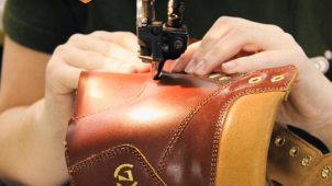 Jak se ručně vyrábí pořádné boty? Přijďte se podívat