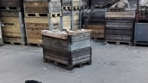 Po pádu z patnáctimetrové výšky ho zachránil kontejner, plný skla