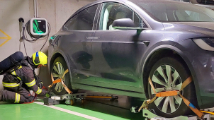 Hořící elektromobil v podzemní garáži? Hasiči zkoušeli řešení