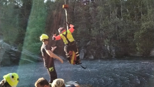 Mladá žena špatně dopadla do vody. Pomohli jí přátelé i záchranka