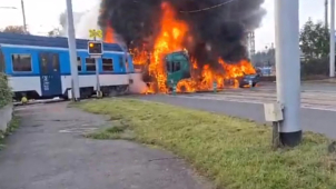Železniční přejezd zahalily plameny. Po bouračce vypukl i požár