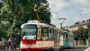 Kvůli poškozené trati se mění doprava do Pavloviček