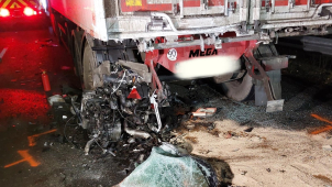 Osobní vůz na dálnici narazil do odstaveného nákladního auta