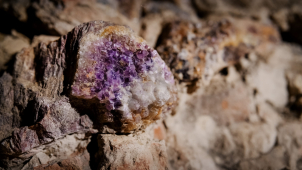 Barokní jeskyně zámku zdobí stovky ametystů