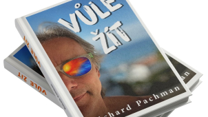 Richard Pachman představuje publiku novou knihu