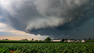 Schovejte se, na Olomouc míří poměrně silná bouřka