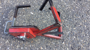 Muž se na Aksamitově rozjel i s botičkou na svém Audi