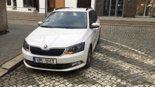 Muž z Olomouce si se zákazem řízení skočil autem pro rohlíky