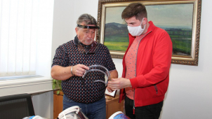 Průmyslovka vyrobila ochranné štíty pro dětské domovy