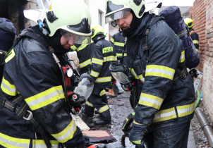 V hořícím domě zemřel člověk, zasahovalo šest jednotek hasičů