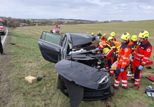 Autobus se střetl s osobním autem, řidičku vyprošťovali hasiči