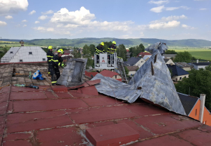 Bouřka utrhla střechu ze základní školy, hrozilo zřícení