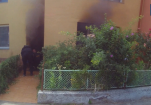 Policisté zachránili muže z hořícího domu