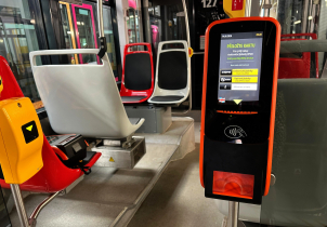 V tramvajích a autobusech už lze koupit jízdenku kartou