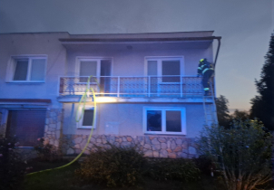 Hořel rodinný dům ve Štarnově. Hasiči zachránili dva lidi