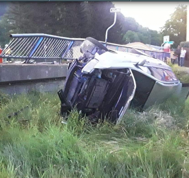 Řidič v Hanušovicích se svým autem spadl z mostu