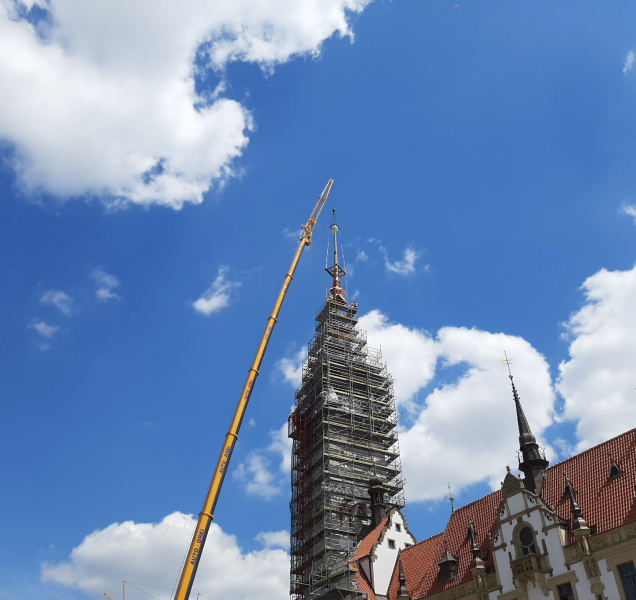 Věž olomoucké radnice je kompletní, na místě je špice se vzkazy
