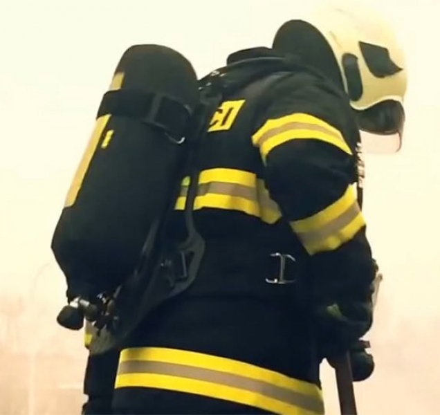 V Dětkovicích hoří střecha domu