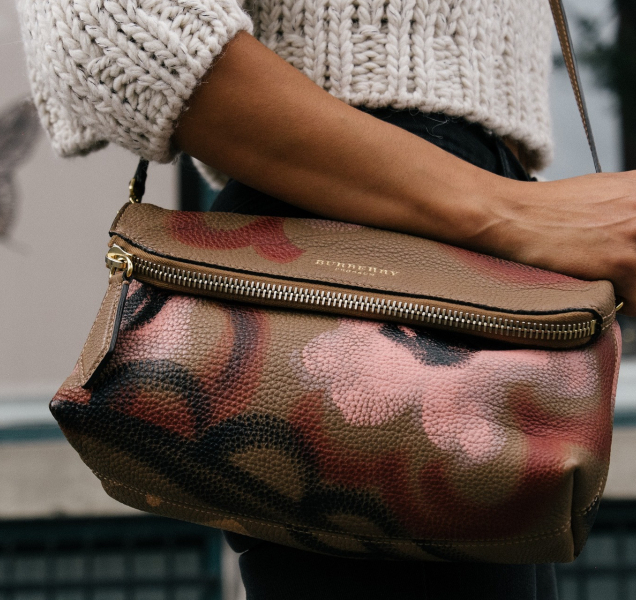 Dvacetiletá dívka přišla v obchoďáku o kabelku