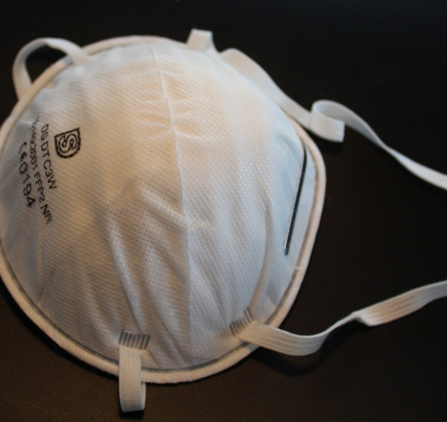 Nové opatření: zákaz vnitřních akcí na stání nad 10 lidí