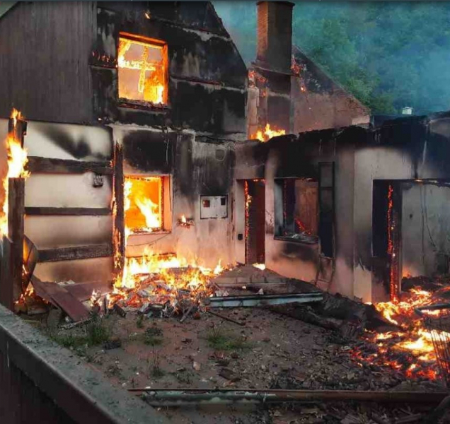 FOTO: V Hynčině na Zábřežsku vyhořel neobydlený dům