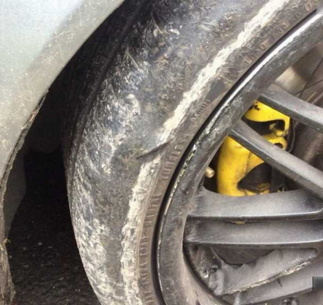 BMW skončilo s propíchanými gumami a bez registrační značky