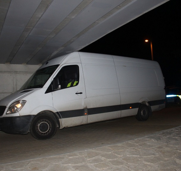 Opilý řidič dodávky se zasekl pod mostem na cyklostezce