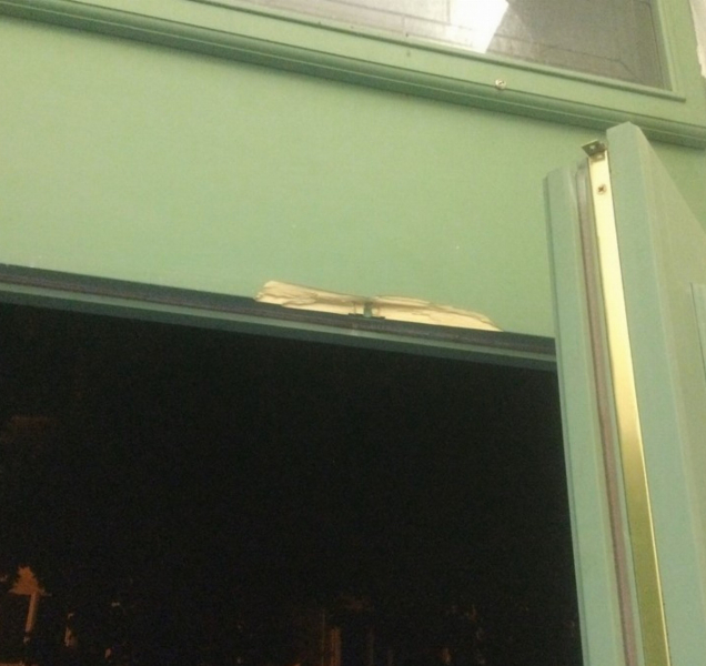 Vandalové na Hanáckého pluku rozkopali dveře a utekli