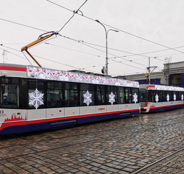 Do ulic Olomouce vyrazila vánoční tramvaj
