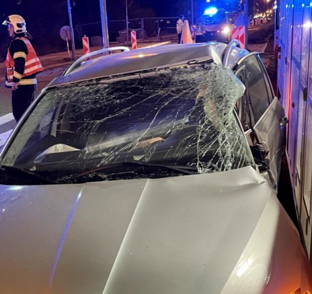 Vážná nehoda na Kosmonautů, tramvaj srazila auto