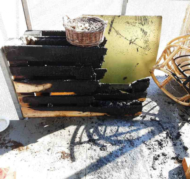 Na Jeremiášově ulici hořel balkón