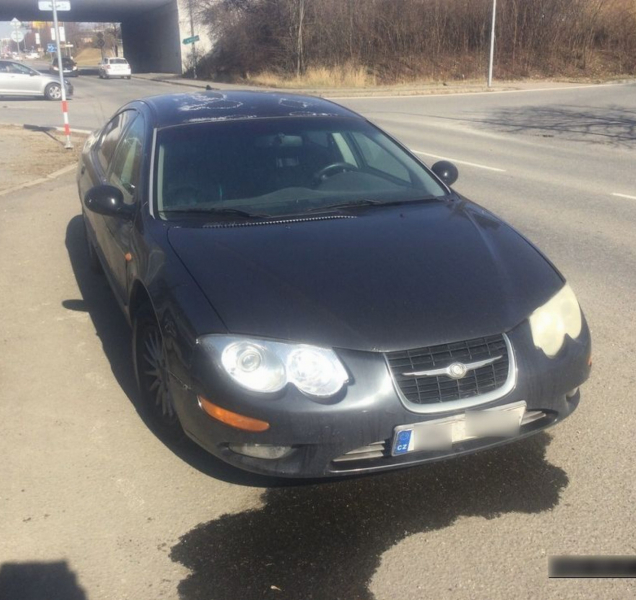 Strážníci spolu s hasiči řešili odstavené auto