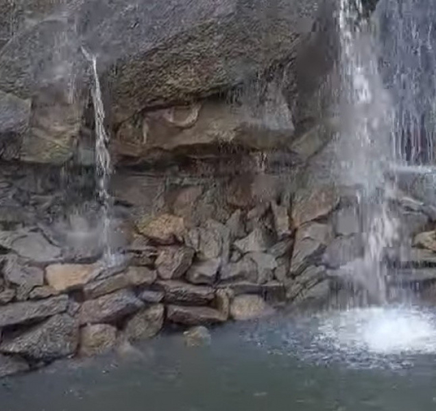 Vodopád  pod hradbami již funguje