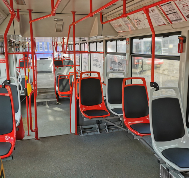První tramvaj v Olomouci dostala nové plastové sedačky
